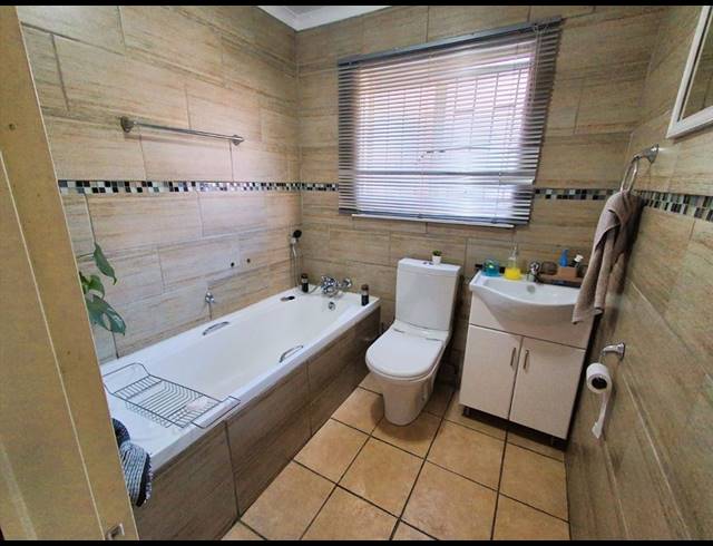 3 BEDROOM FREEHOLD FOR SALE IN KEMPTON PARK EXT 2
